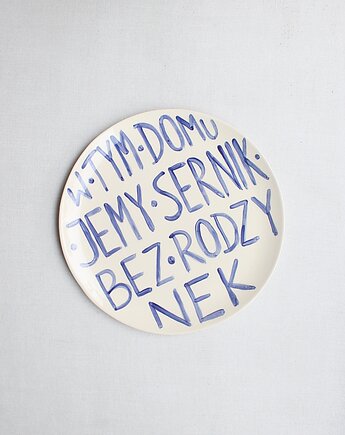 Talerz z napisem sernik bez rodzynek