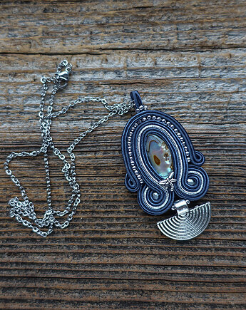 Granatowy wisiorek soutache z muszlą paua