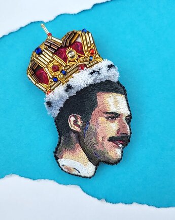 Broszka portret "Freddie Mercury w koronie", ręczny haft